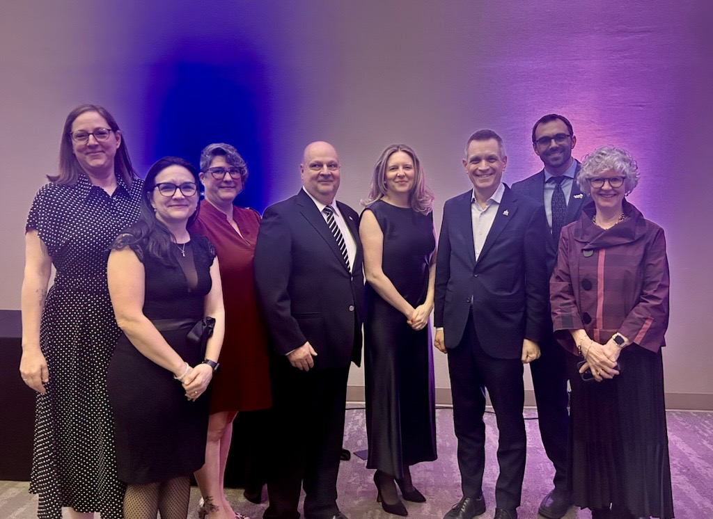 De gauche à droite : Monique Thibodeau-Laflamme, Karina Potvin, Josée Chalifoux, Michel Lavigne, Elizabeth Tanguay, Mark Sutcliffe, François Hamel et Hélène Nadeau.